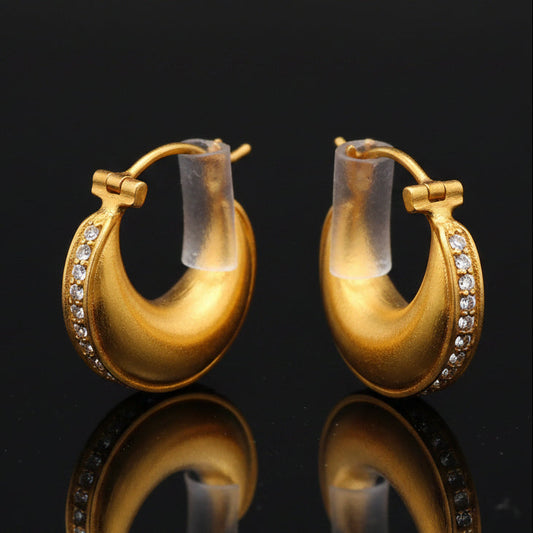 Modern Diamond 18Kt Yellow Gold Earring